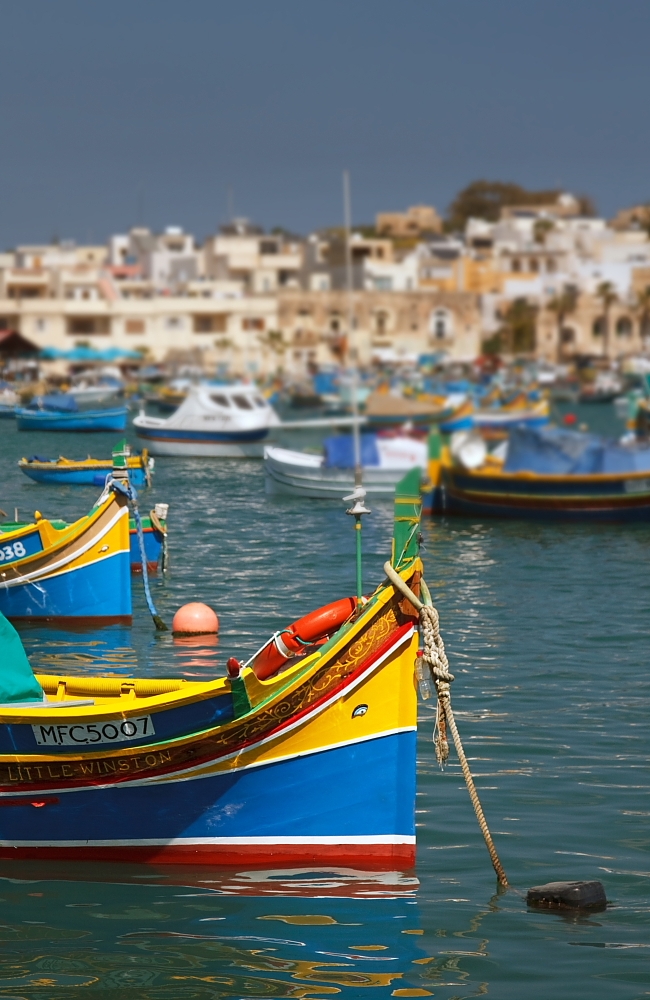 Marsaxlokk kolorowe łodzie (fot. S. Adamczak, okfoto.pl)