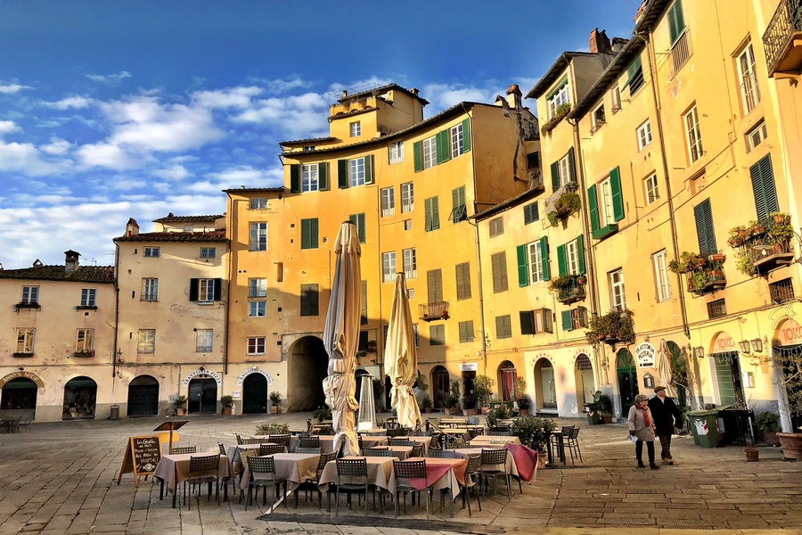 Lukka: Piazza Anfiteatro