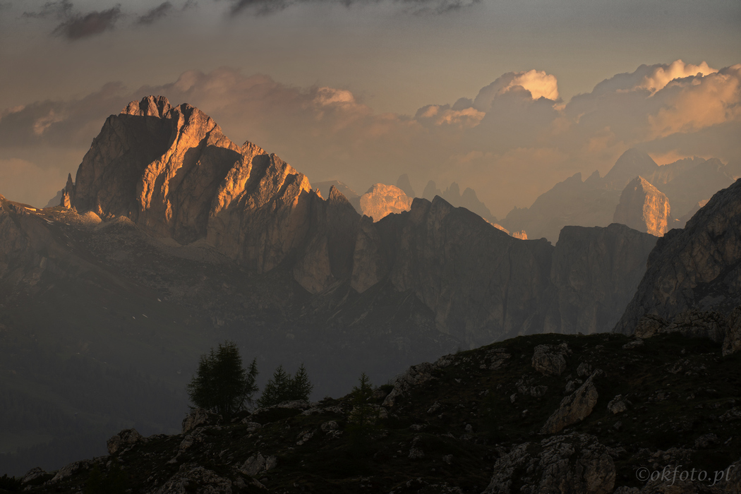 Pierwsze promienie słońca nad Dolomitami (fot. S. Adamczak, okfoto.pl)