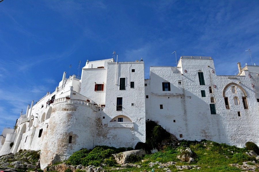 Widok na białe budynki w Otranto