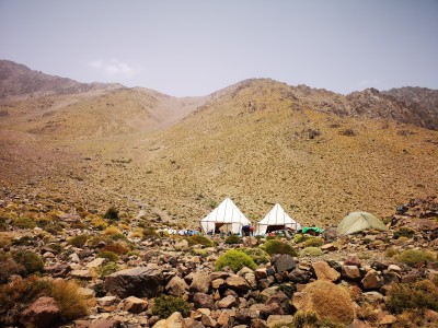 Obóz w górach w drodze na Toubkal fot. Ewa Soczewka Obóz w górach w drodze na Toubkal fot. Ewa Soczewka