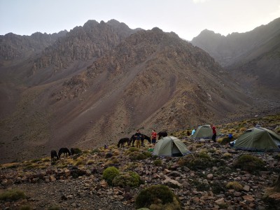 Obóz w górach w drodze na Toubkal fot. Ewa Soczewka Obóz w górach w drodze na Toubkal fot. Ewa Soczewka