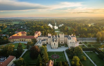 Widok z lotu ptaka na miasto Lednice - visitczechia.com