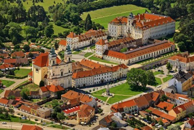 Widok z lotu ptaka na zamek Valtice -  visitczechia.com